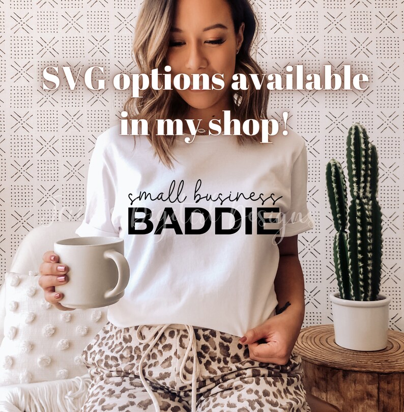 K&ouml;nnte beinhalten: Eine Frau tr&auml;gt ein wei&szlig;es T-Shirt mit dem Aufdruck "small business BADDIE". Die Frau h&auml;lt eine wei&szlig;e Tasse und sitzt auf einem Stuhl mit einer Kakteenpflanze im Hintergrund. Der Text "SVG options available in my shop!" ist &uuml;ber das Bild gelegt.