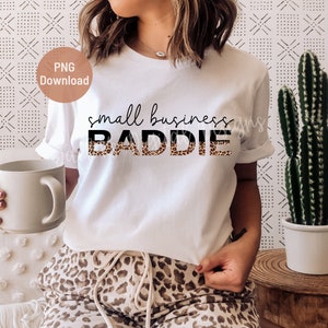 K&ouml;nnte beinhalten: Wei&szlig;es T-Shirt mit dem Text "small business BADdie" in Schwarz mit Leopardenmuster.