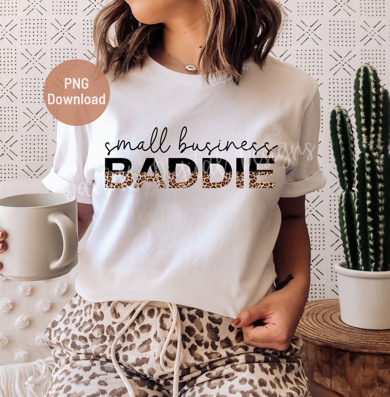 K&ouml;nnte beinhalten: Wei&szlig;es T-Shirt mit dem Text "small business BADdie" in Schwarz mit Leopardenmuster.