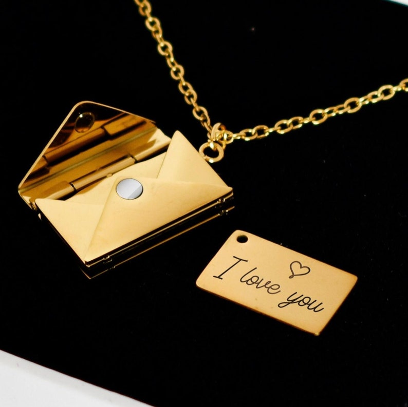 Collier Lettre d'amour Schmuck aus Edelstahl in Form eines Umschlags mit eingravierten Buchstaben I love you oder Je t'aime Gold