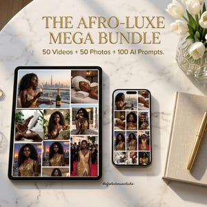 Op de afbeelding: Een digitale bundel getiteld "THE AFRO-LUXE MEGA BUNDLE" wordt weergegeven op een tablet en smartphone. De tablet toont een raster van foto's en video's. Een gouden pen en een notitieboekje staan rechts, met een vaas met witte tulpen. Een gouden ring en oorbel staan links.