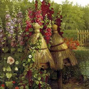 Pode incluir: Duas colmeias de palha em um jardim com uma variedade de flores, incluindo malvas, papoulas e outras plantas com flores. As colmeias são cercadas por vegetação exuberante e uma cerca de madeira.