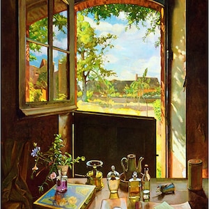 Puede incluir: Una pintura de bodegón que representa una mesa con un jarrón de flores, un libro, una botella de perfume y otros objetos. La mesa está situada frente a una ventana con vistas a un jardín y una casa en la distancia.