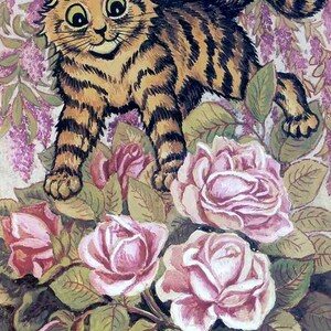 Puede incluir: Una ilustración de dibujos animados de un gato atigrado con ojos grandes y una amplia sonrisa, de pie en un jardín de rosas rosadas con hojas verdes.