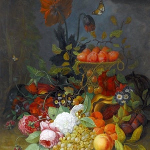 Puede incluir: Una pintura de bodegón que presenta una variedad de frutas, flores y una mariposa. La pintura incluye melocotones, ciruelas, uvas, rosas y amapolas. El fondo es un verde oscuro y apagado.