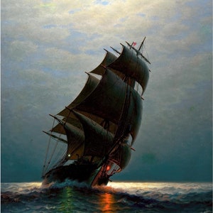 Op de afbeelding: Een schilderij dat een groot zeilschip met geblazen zeilen toont, dat door een donkerblauwe zee vaart onder een bewolkte hemel. Het schip wordt verlicht door een helder licht in de verte, wat een dramatische en sfeervolle scène creëert.
