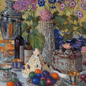 Op de afbeelding: Een stilleven met een zilveren samovar, twee flessen wijn, een witte taart met blauw-wit glazuur, een donkerbruine taart met wit glazuur, een boeket paarse en blauwe bloemen in een witte vaas en een kom met kleurrijke paaseieren.