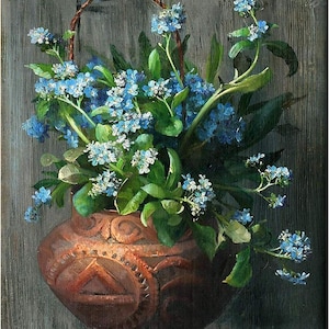 Op de afbeelding: Een boeket blauwe vergeet-me-nietjes in een bruine keramische pot met ingewikkelde ontwerpen. De pot hangt aan een haak aan een houten muur.