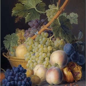 Puede incluir: Una naturaleza muerta que representa una cesta de fruta, incluyendo uvas, melocotones, ciruelas y una granada. La fruta está dispuesta sobre una superficie de mármol con vides y hojas de vid verdes en el fondo. También se pueden ver mariposas y otros insectos en la pintura.