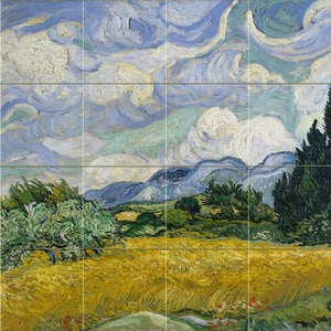 Op de afbeelding: Een schilderij van een landschap met een wervelende blauwe lucht, groene bomen en een veld met gele tarwe. De lucht is gevuld met witte wolken die snel lijken te bewegen. De bomen zijn hoog en slank, en het tarweveld is uitgestrekt en goudgeel.