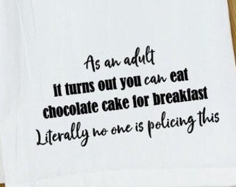 Puede incluir: Toalla de cocina blanca con texto negro que dice: "Como adulto, resulta que puedes comer pastel de chocolate para el desayuno. Literalmente, nadie está controlando esto"