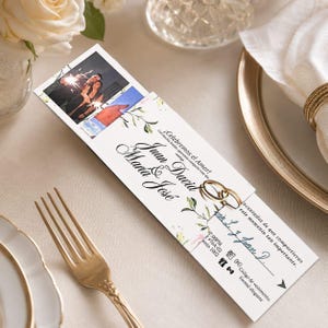 Puede incluir: Una invitación de boda con una foto de una pareja sosteniendo bengalas. La invitación presenta los nombres "Juan David & Maria José" y detalles florales. También se ven anillos de oro y un tenedor dorado.