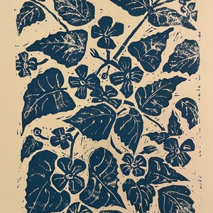 Stampa linoleografica botanica vintage – Stampa floreale murale a mano su carta ruvida – Decorazione rustica naturale, flusso blu sbiadito
