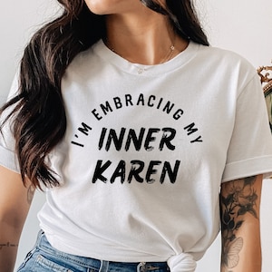 Sto abbracciando la mia camicia Karen interiore, la camicia Karen divertente, OK Karen, le camicie Karen, la camicia Karen cool, il regalo Karen, il regalo per Karen, le citazioni divertenti