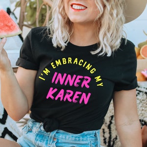 Sto abbracciando la mia camicia Karen interiore, la camicia Karen divertente, OK Karen, le camicie Karen, la camicia Karen cool, il regalo Karen, il regalo per Karen, le citazioni divertenti