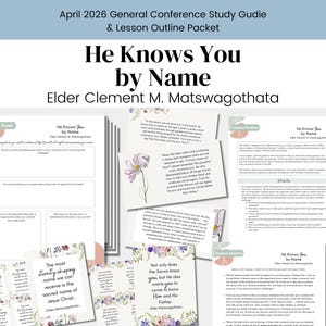 Op de afbeelding: Een verzameling gedrukte studiehandleidingen en lesoverzichten. De titel "He Knows You by Name" staat prominent weergegeven, samen met de naam van de auteur. De gidsen bevatten tekst, bloemenillustraties en de tekst "April 2026 General Conference Study Guide & Lesson Outline Packet".