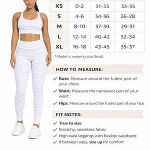 K&ouml;nnte beinhalten: Eine Frau tr&auml;gt ein wei&szlig;es und hellgraues Workout-Set mit Zebrastreifen. Das Bild enth&auml;lt eine Gr&ouml;&szlig;entabelle f&uuml;r das Workout-Set mit Brust- und Taillenma&szlig;en in Zoll. Die Tabelle enth&auml;lt auch Anweisungen zum Messen und Fit-Notizen.