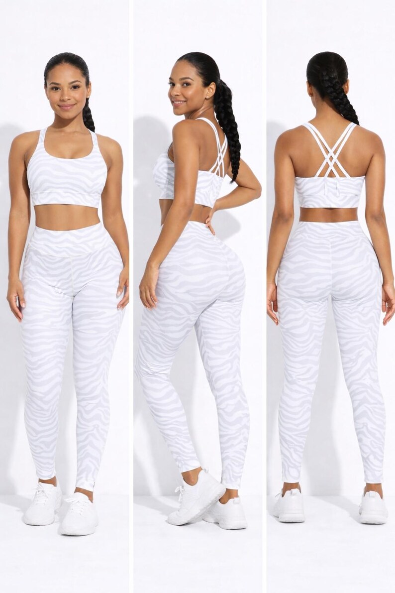 K&ouml;nnte beinhalten: Ein wei&szlig;-graues Sport-BH- und Leggings-Set mit Zebrastreifen. Der BH hat einen Rundhalsausschnitt und die Leggings sind hoch tailliert. Das Set wird mit wei&szlig;en Turnschuhen kombiniert. Das Model tr&auml;gt das Set in drei verschiedenen Posen.