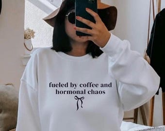 Felpa con cappuccio "Caos ormonale", divertente girocollo per la cura di sé, maglietta "Caffè e ormoni", felpa comoda per la salute mentale, regalo per la consapevolezza della PCOS, maglietta per la sindrome premestruale
