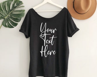 Op de afbeelding: Zwart oversized T-shirt met witte tekst "Your Text Here" op de rug.