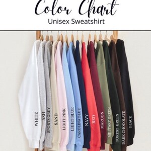 Op de afbeelding: Kleurenkaart met verschillende kleuren unisex sweatshirts. De kleuren zijn: wit, as, sport grijs, zand, licht roze, lichtblauw, Carolina blauw, marineblauw, rood, bordeaux, legergroen, bosgroen, donker chocolade en zwart.