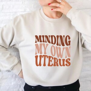 Minding My Own Uterus Shirt, FrauenRechte Sweatshirt, Feministisches Shirt, Uterus Sweatshirts, Feministisches Sweatshirt, Pro Choice Shirts