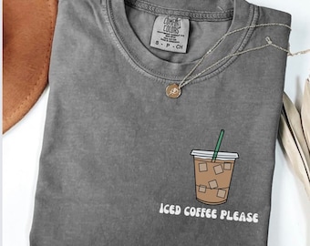 Maglietta Iced Coffee, Ice Coffee Lover, Colori Comfort, T-shirt Iced Coffee, Maglietta Cute Coffee, T-shirt Iced Coffee Please, Maglietta grafica alla moda