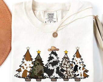 牛のクリスマスツリーシャツ、牛のシャツ、快適な色、クリスマスTシャツ、かわいい牛のシャツ、牛のTシャツ、トレンディなグラフィックTシャツ、クリスマスファーム