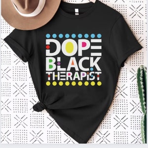 Dope zwarte therapeut shirt, therapie shirt, zwarte therapeut, zwarte cultuur shirt, zwarte dokter tee, cadeau voor therapeut, psychologie shirt