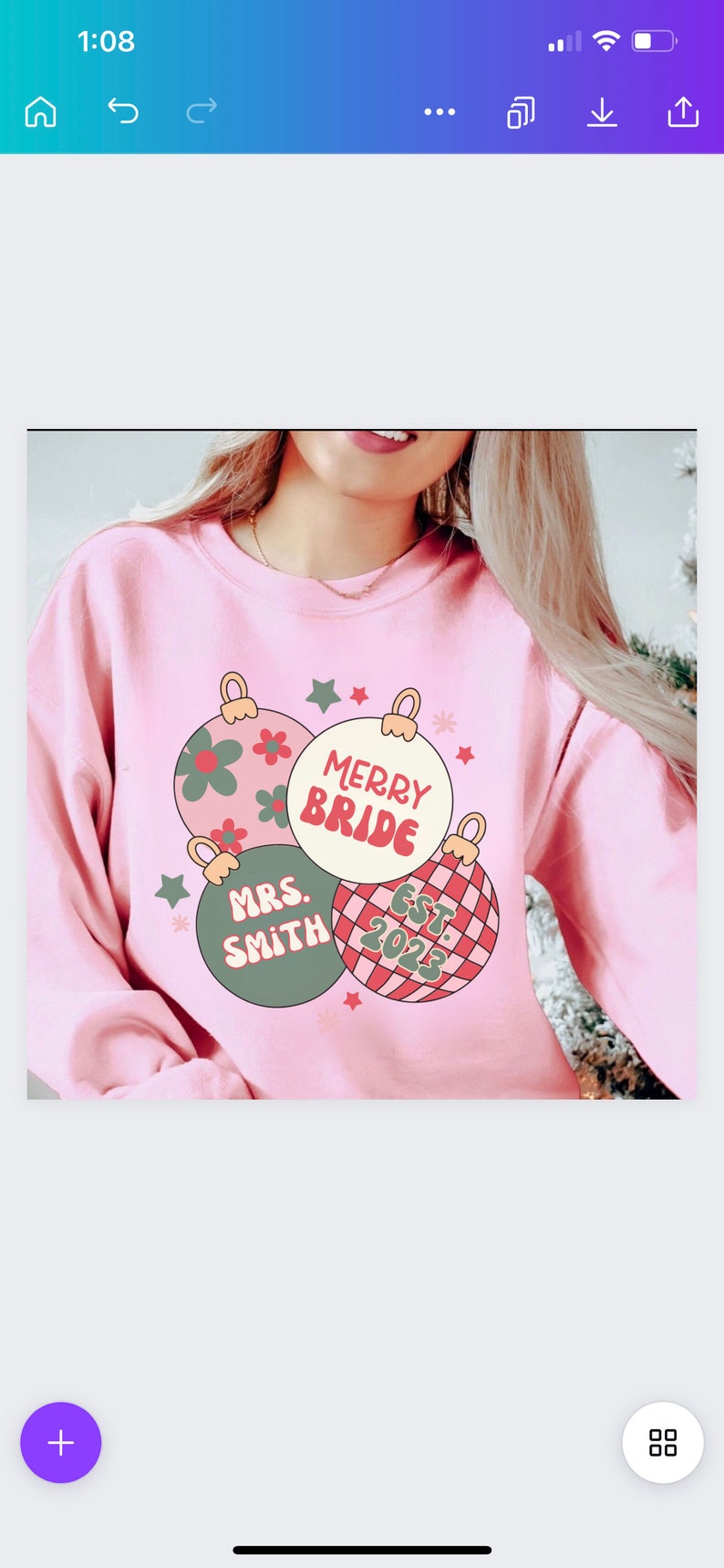 K&ouml;nnte beinhalten: Rosafarbener Pullover mit einem Weihnachtsbaumschmuck-Design. Die Baumschmuckst&uuml;cke haben den Text "Merry Bride", "Mrs. Smith" und "Est. 2023".