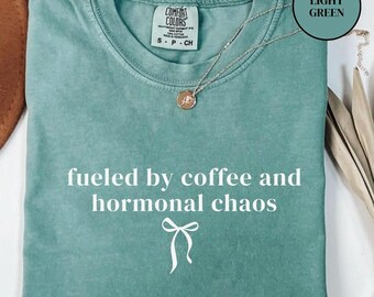 Maglietta PCOS, maglietta Comfort Colors Coffee, maglietta divertente PCOS, maglietta Hormonal Chaos, maglietta grafica autunnale accogliente, maglietta per la cura di sé, supporto PMS