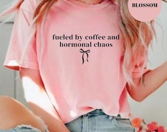 Maglietta PCOS, colori comfort, maglietta divertente PCOS, maglietta caos ormonale, maglietta grafica autunnale accogliente, maglietta colori comfort per la cura di sé, supporto sindrome premestruale