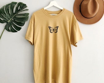 Monarch Butterfly Tee, Camicia farfalla, Butterfly Top, Nature Tee, Minimalista, Monarch Shirt, Summer Graphic Tee, Camicia primavera, Farfalle