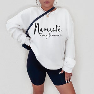 Puede incluir: Sudadera blanca con texto negro que dice "Namaste away from me".