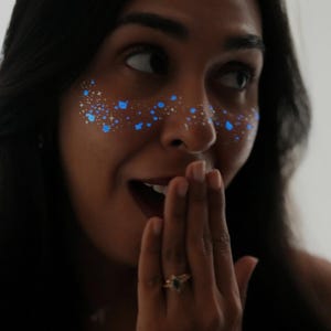 紫色のクジラの宇宙のそばかすタトゥー