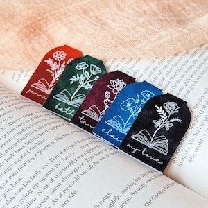 Personalized bookmark, Custom Birth Flower Bookmark, Personalized Birth Flower Bookmark, Personalized bookish gift, Custom magnetic bookmark