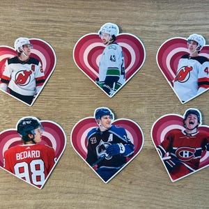 Pegatinas de corazón de jugadores de la NHL / Resistentes al agua / Jack Hughes, Luke Hughes, Quinn Hughes, Connor Bedard, Cole Caufield, Nathan Mackinnon
