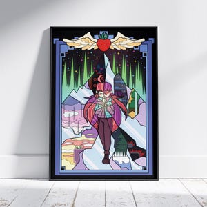 Peut inclure: Impression d'art encadrée avec une illustration stylisée. L'œuvre représente une personne devant des montagnes, avec une fraise ailée en haut. La palette de couleurs comprend des bleus, des verts, des violets et des roses. Le cadre est noir.