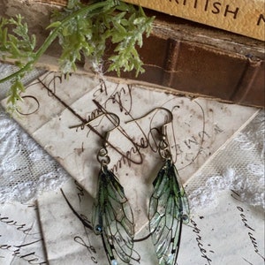 Petites boucles d’oreilles Faerie Wing vert forêt/cadeau pour elle/boucles d’oreilles féeriques/bijoux fantaisistes Cadeau d’anniversaire/boucles d’oreilles pendantes