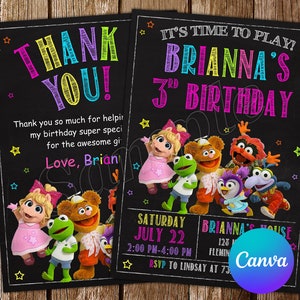 Könnte beinhalten: Eine bunte Geburtstagseinladung auf einer schwarzen Tafel mit den Muppet-Charakteren. Die Einladung lautet "Es ist Zeit zum Spielen! Briannas 3. Geburtstag" und enthält das Datum und die Uhrzeit der Party. Die Einladung enthält auch einen Dankeszettel mit der Aufschrift "Vielen Dank, dass du meinen Geburtstag so besonders gemacht hast für die tollen Geschenke! Liebe Grüße, Brian."