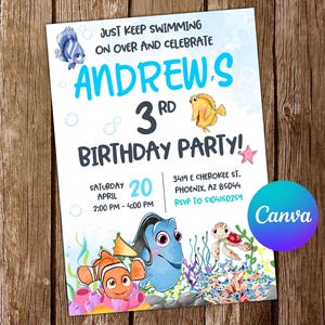 Puede incluir: Una invitación de fiesta de cumpleaños azul y blanca con un tema de Buscando a Nemo. La invitación presenta el texto "Just Keep Swimming On Over and Celebrate Andrew's 3rd Birthday Party!" con una imagen de dibujos animados de Dory y Nemo nadando en un arrecife de coral.