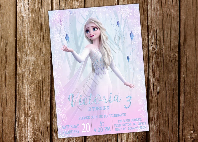 Puede incluir: Una invitaci&oacute;n rosa y azul con una imagen de Elsa de Frozen. La invitaci&oacute;n dice "Vistoria 3 is turning" e incluye detalles para una fiesta de cumplea&ntilde;os.