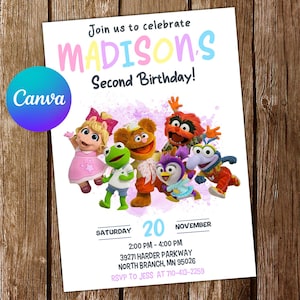 Könnte beinhalten: Eine weiße Einladungskarte mit dem Text "Join us to celebrate MADISON'S Second Birthday!" und Muppet-Charakteren. Das Datum ist Samstag, der 20. November, mit Uhrzeit und Adresse. Ein Canva-Logo befindet sich in der Ecke.