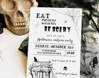 Pode incluir: Um convite branco para uma festa de Halloween com texto preto, incluindo "Eat Drink & Be Scary" e detalhes para uma festa à fantasia. O design apresenta uma ilustração de uma casa mal-assombrada, teias de aranha e um ícone de caveira. Uma caveira dourada decorativa está no fundo.