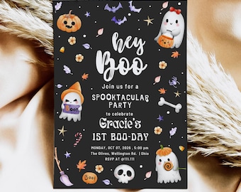 Op de afbeelding: Een zwarte Halloween-feestuitnodiging met de tekst "Hey Boo" en "Spooktacular Party". De uitnodiging bevat illustraties van geesten, pompoenen, vleermuizen en andere spookachtige elementen. De uitnodiging is voor Gracie's 1st Boo-Day.