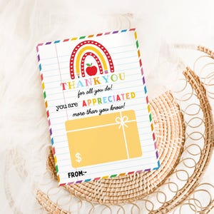 Może przedstawiać: Kolorowa tęcza z sercami i czerwonym jabłkiem na białym tle z fakturą papieru w linie. Tekst brzmi "THANK YOU for all you do! you are APPRECIATED more than you know!" z miejscem na kartę podarunkową poniżej. Tekst "$ FROM:- " znajduje się na dole karty.
