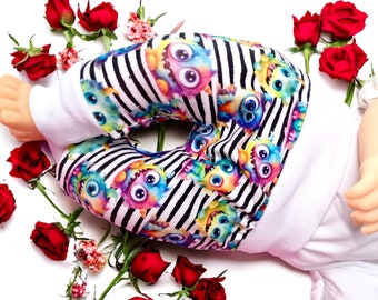 Petits héros : un pantalon bébé confortable avec d'adorables petits monstres