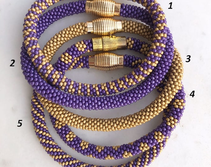 Bracelets et ensembles de perles de couleur violette et bleue avec fermetures magnétiques.