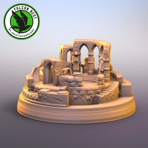 Puede incluir: Un modelo impreso en 3D de una estructura de piedra en ruinas con arcos y columnas. El modelo está pintado de color marrón claro y se coloca sobre una base circular.