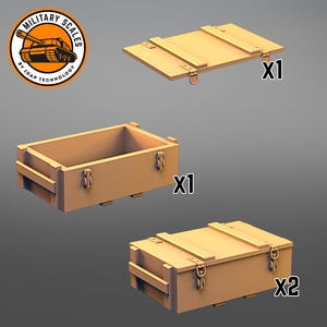 Peut inclure: Trois caisses en bois avec des fermoirs métalliques. Une caisse est ouverte, une est fermée et une est un couvercle. Les caisses sont étiquetées avec la quantité : x1, x1, x2.
